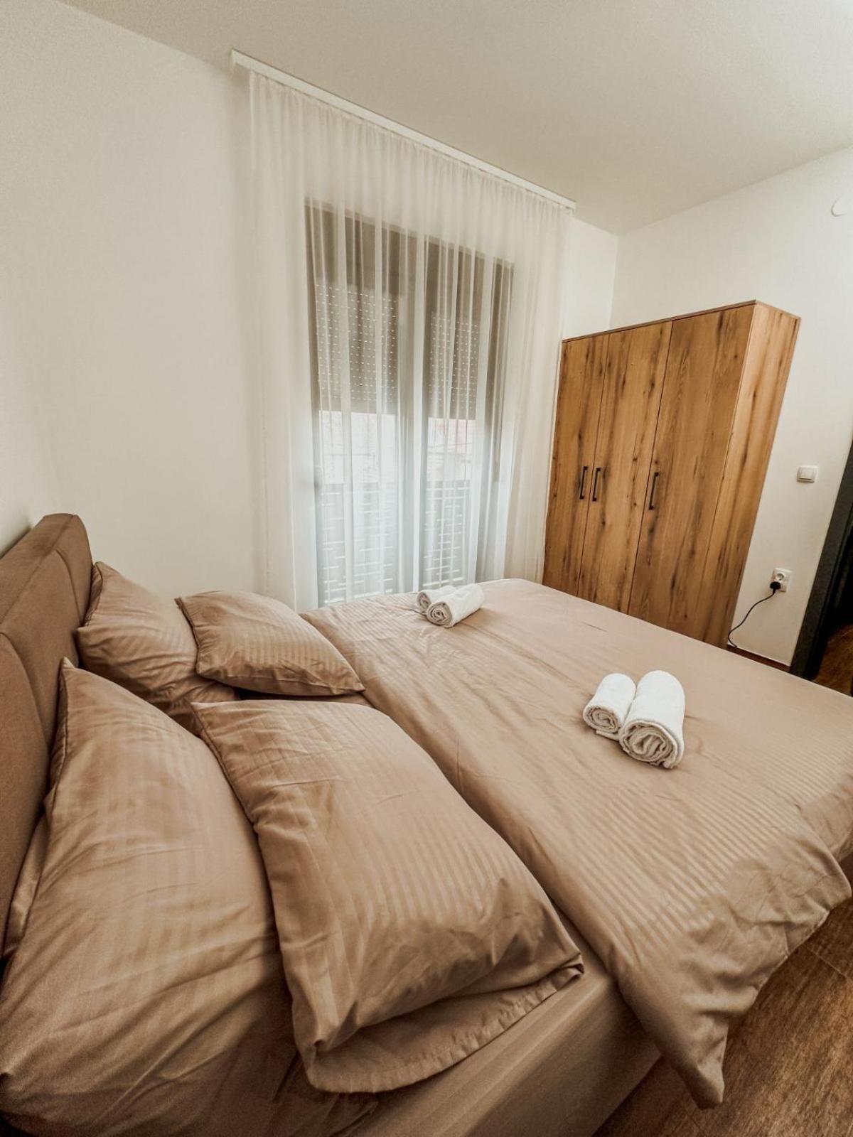 Kiko Apartmani Lux ズレニャニン エクステリア 写真